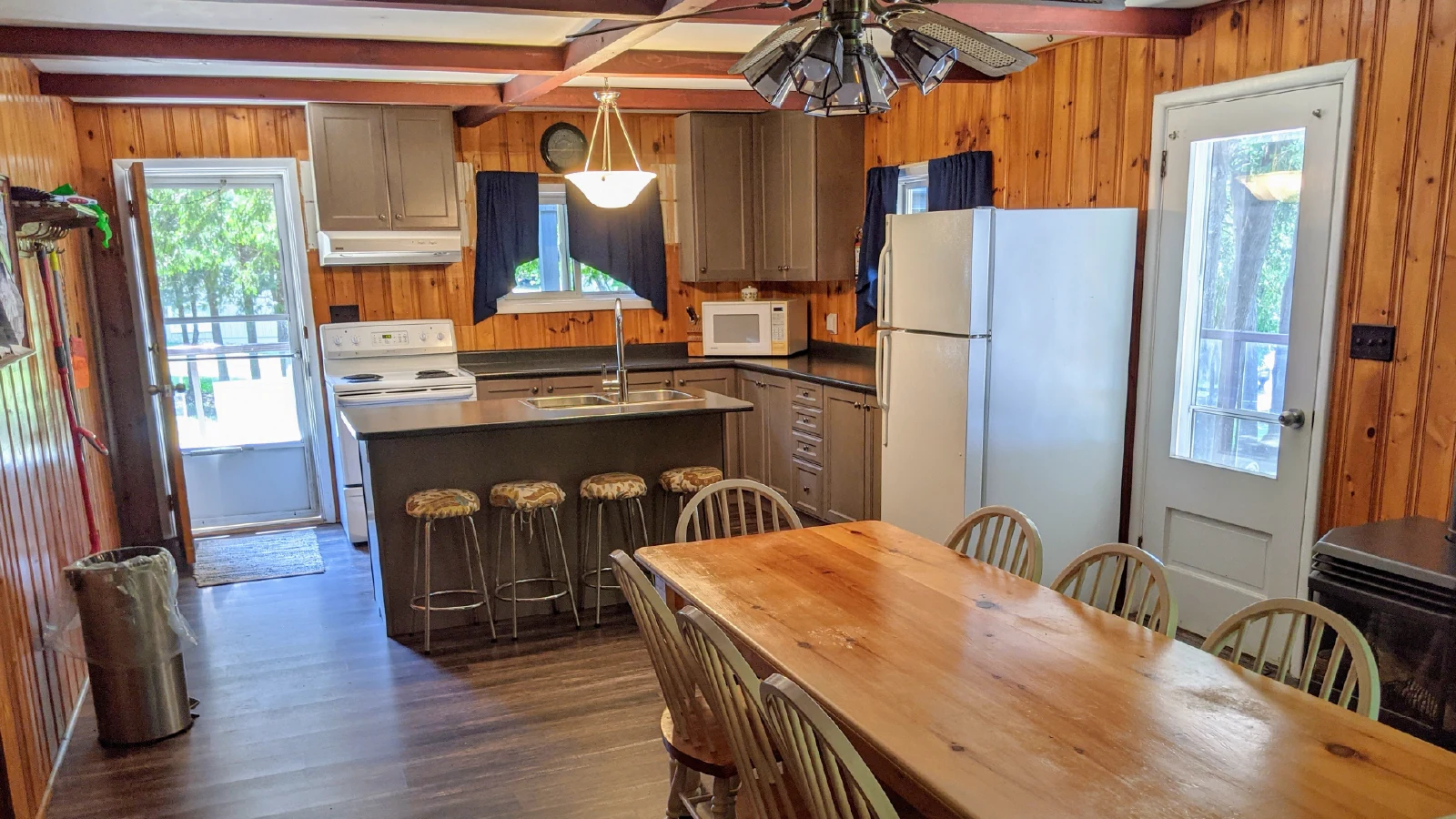 Pigeon-Lake-Resort-Cottage-eleven-kitchen-dinning-room